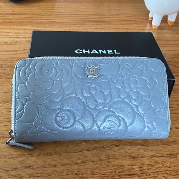 Chanel Camellia Zipped Wallet - Picture 3 of 11
